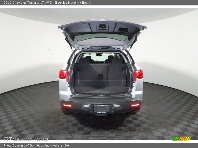 Silver Ice Metallic / Ebony 2010 Chevrolet Traverse LT AWD