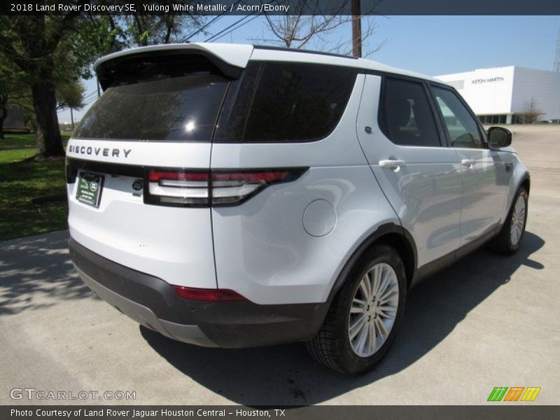 Yulong White Metallic / Acorn/Ebony 2018 Land Rover Discovery SE