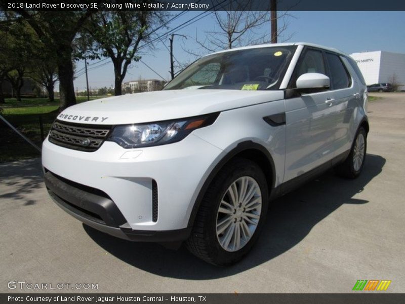 Yulong White Metallic / Acorn/Ebony 2018 Land Rover Discovery SE