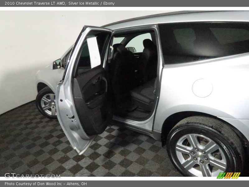 Silver Ice Metallic / Ebony 2010 Chevrolet Traverse LT AWD