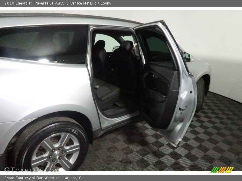 Silver Ice Metallic / Ebony 2010 Chevrolet Traverse LT AWD