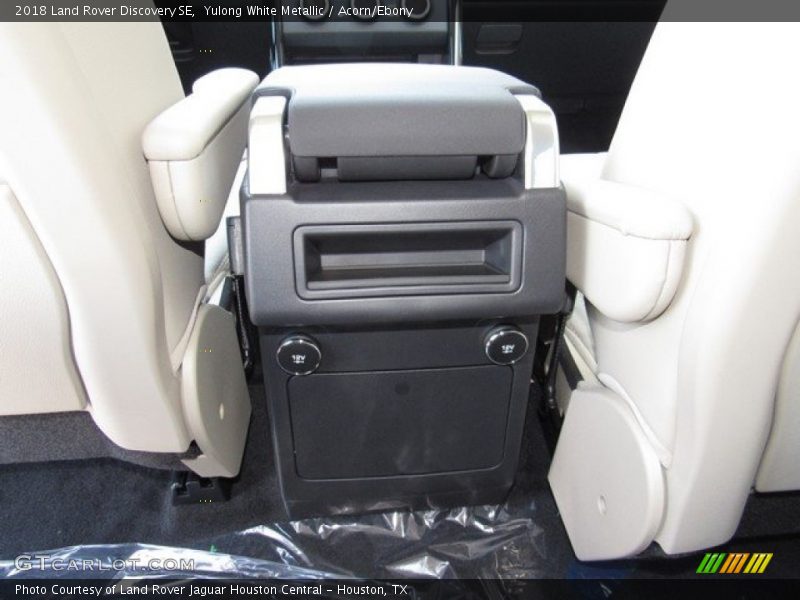 Yulong White Metallic / Acorn/Ebony 2018 Land Rover Discovery SE