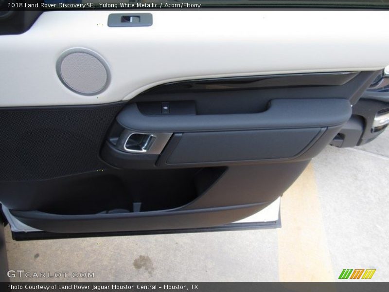 Yulong White Metallic / Acorn/Ebony 2018 Land Rover Discovery SE