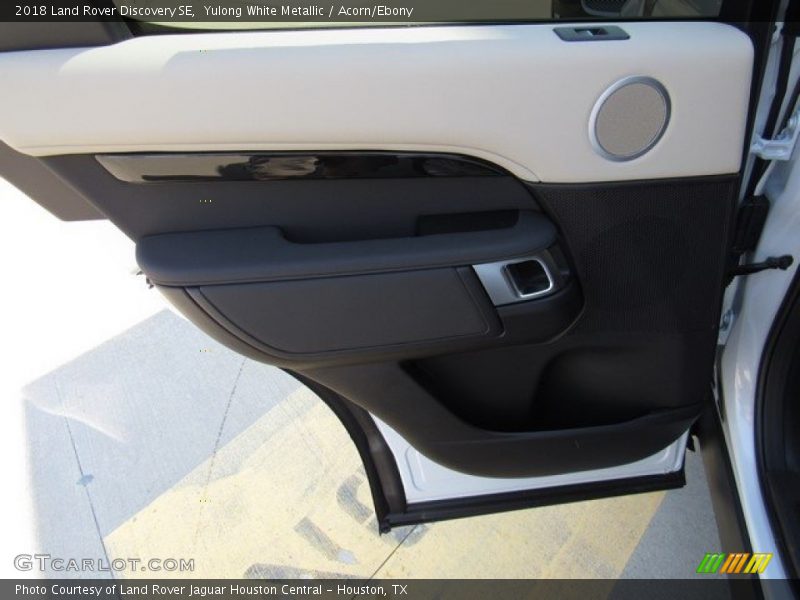 Yulong White Metallic / Acorn/Ebony 2018 Land Rover Discovery SE