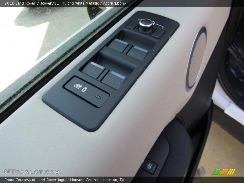 Yulong White Metallic / Acorn/Ebony 2018 Land Rover Discovery SE