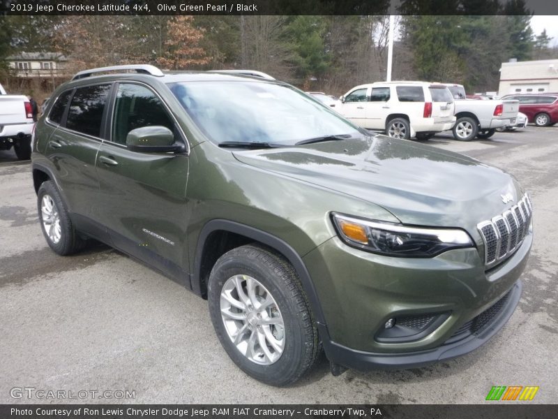 Front 3/4 View of 2019 Cherokee Latitude 4x4