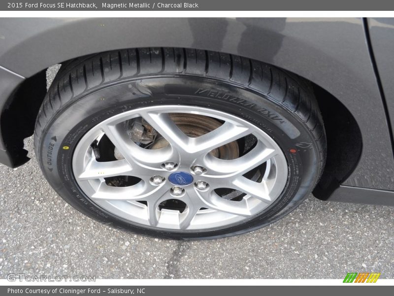Magnetic Metallic / Charcoal Black 2015 Ford Focus SE Hatchback