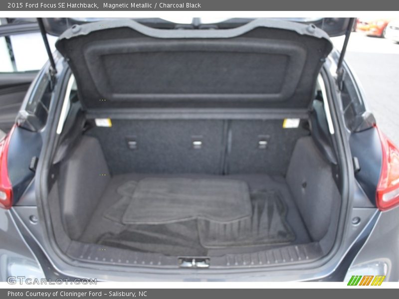 Magnetic Metallic / Charcoal Black 2015 Ford Focus SE Hatchback
