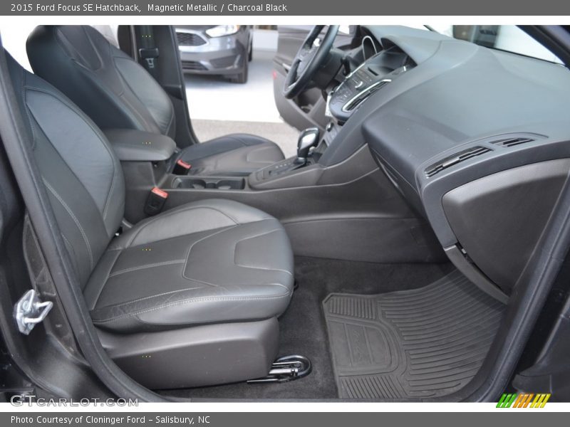 Magnetic Metallic / Charcoal Black 2015 Ford Focus SE Hatchback