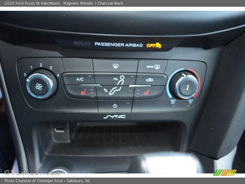 Magnetic Metallic / Charcoal Black 2015 Ford Focus SE Hatchback