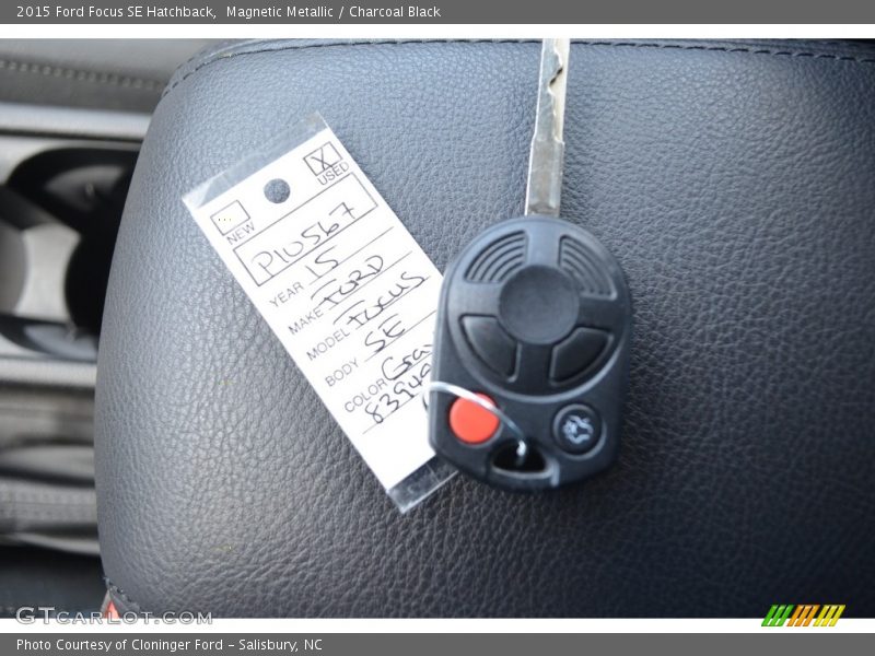 Magnetic Metallic / Charcoal Black 2015 Ford Focus SE Hatchback