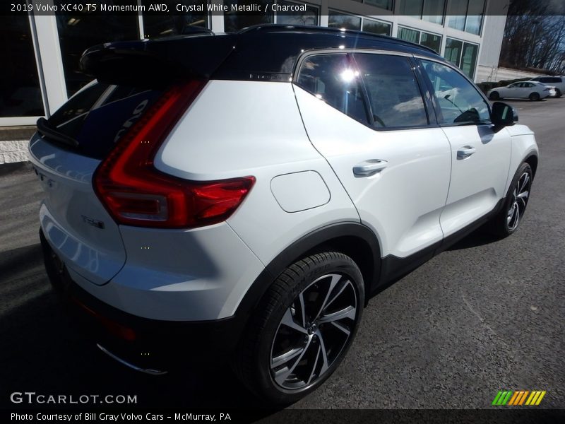 Crystal White Metallic / Charcoal 2019 Volvo XC40 T5 Momentum AWD