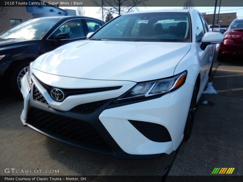 Super White / Black 2018 Toyota Camry SE