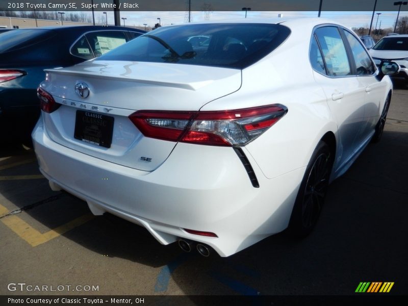 Super White / Black 2018 Toyota Camry SE