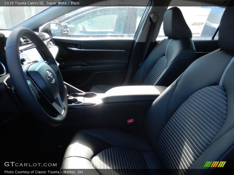 Super White / Black 2018 Toyota Camry SE
