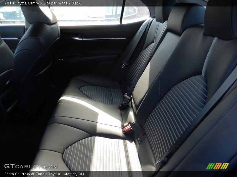 Super White / Black 2018 Toyota Camry SE
