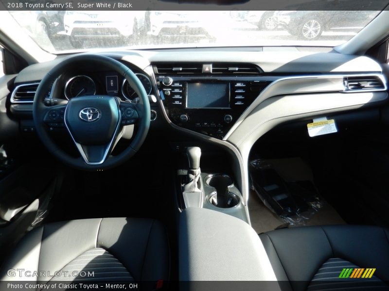 Super White / Black 2018 Toyota Camry SE