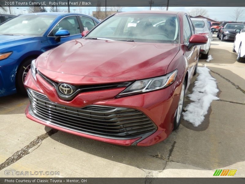 Ruby Flare Pearl / Black 2018 Toyota Camry LE