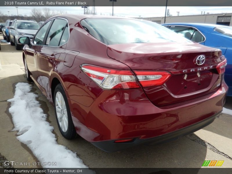 Ruby Flare Pearl / Black 2018 Toyota Camry LE