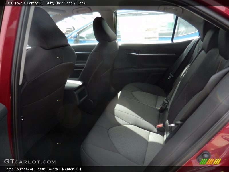 Ruby Flare Pearl / Black 2018 Toyota Camry LE