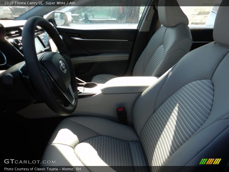 Super White / Ash 2018 Toyota Camry SE