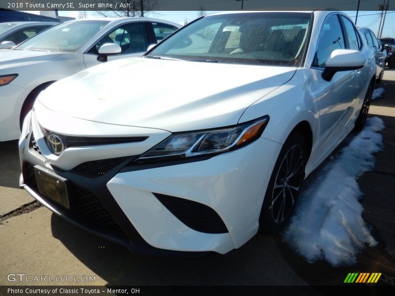Super White / Ash 2018 Toyota Camry SE