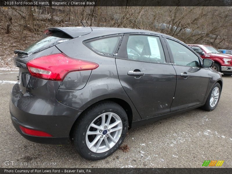 Magnetic / Charcoal Black 2018 Ford Focus SE Hatch
