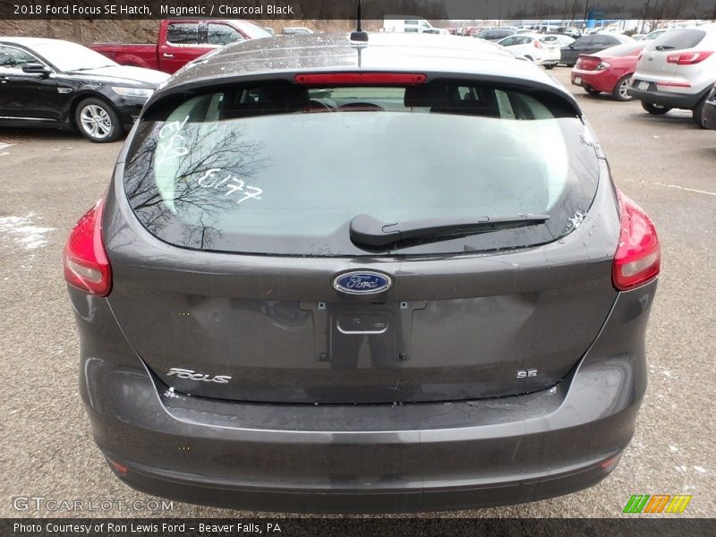 Magnetic / Charcoal Black 2018 Ford Focus SE Hatch
