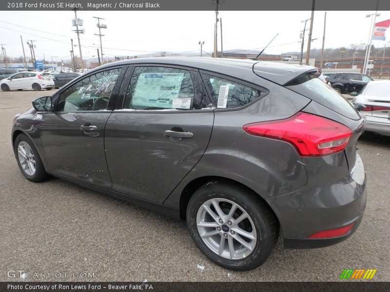 Magnetic / Charcoal Black 2018 Ford Focus SE Hatch