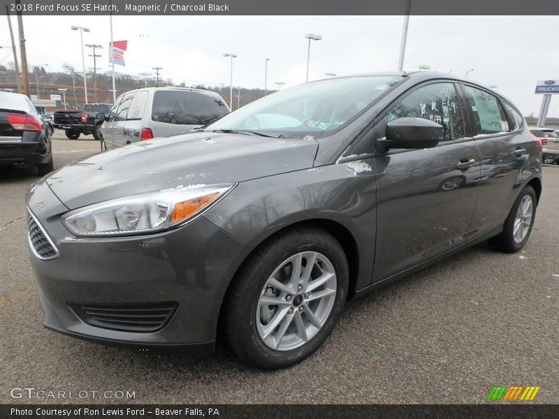 Magnetic / Charcoal Black 2018 Ford Focus SE Hatch