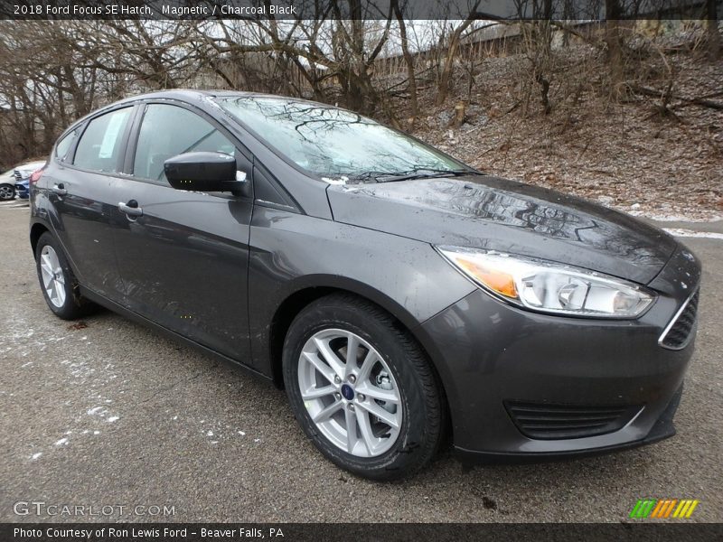 Magnetic / Charcoal Black 2018 Ford Focus SE Hatch