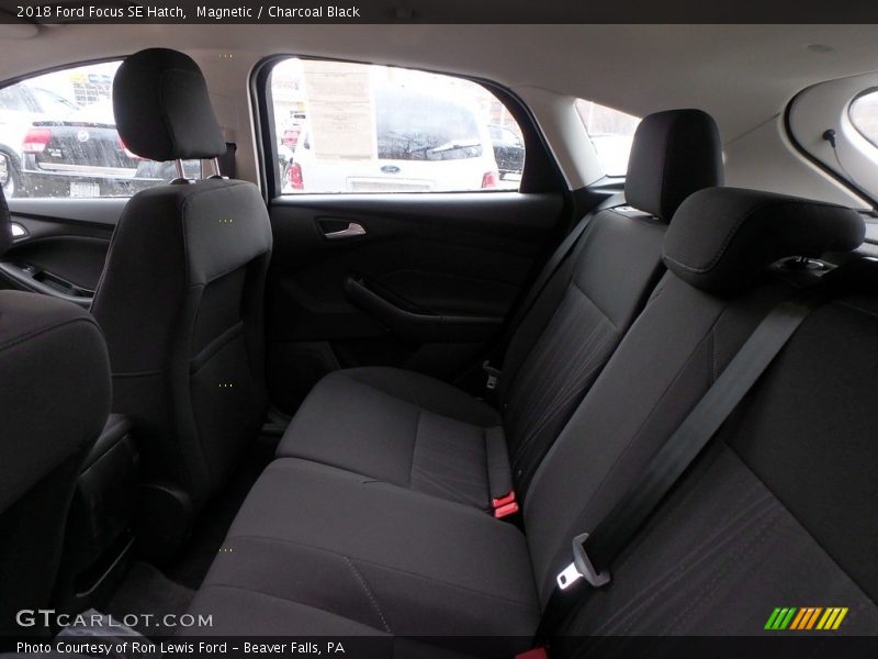 Magnetic / Charcoal Black 2018 Ford Focus SE Hatch