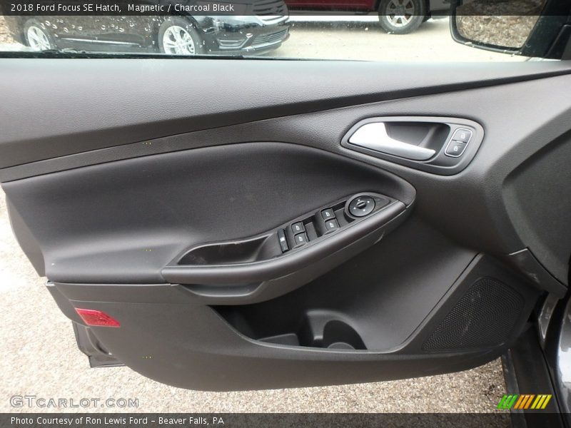 Magnetic / Charcoal Black 2018 Ford Focus SE Hatch