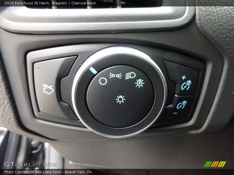 Magnetic / Charcoal Black 2018 Ford Focus SE Hatch