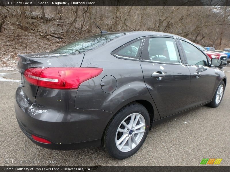 Magnetic / Charcoal Black 2018 Ford Focus SE Sedan