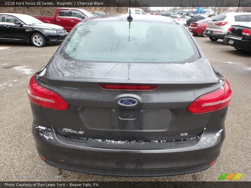 Magnetic / Charcoal Black 2018 Ford Focus SE Sedan