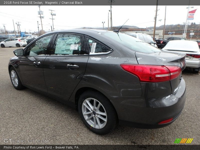 Magnetic / Charcoal Black 2018 Ford Focus SE Sedan