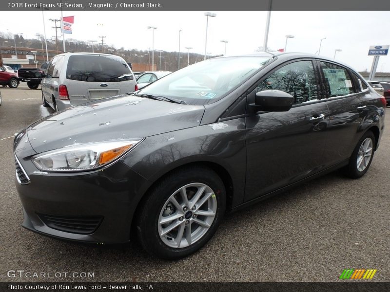 Magnetic / Charcoal Black 2018 Ford Focus SE Sedan