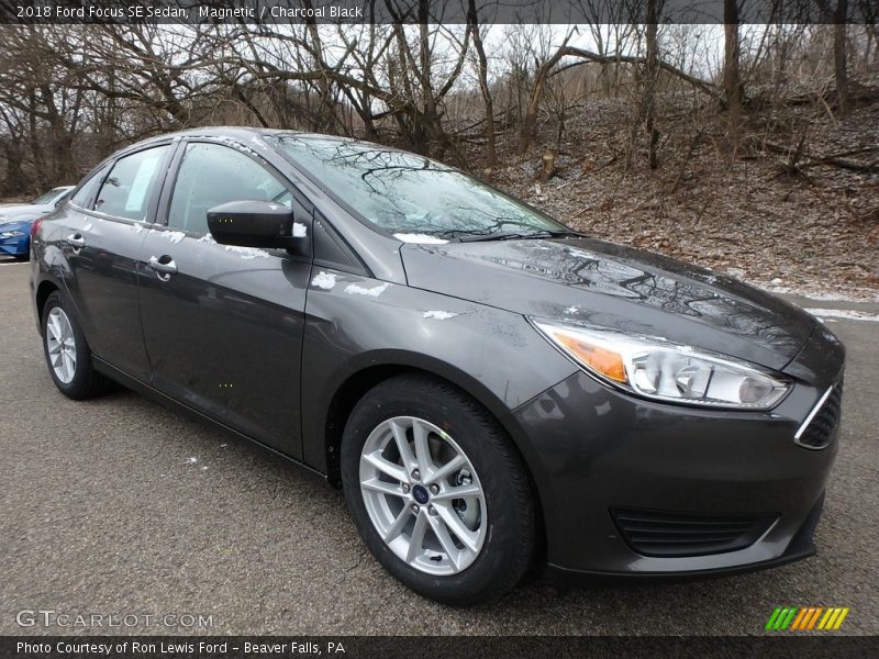 Magnetic / Charcoal Black 2018 Ford Focus SE Sedan
