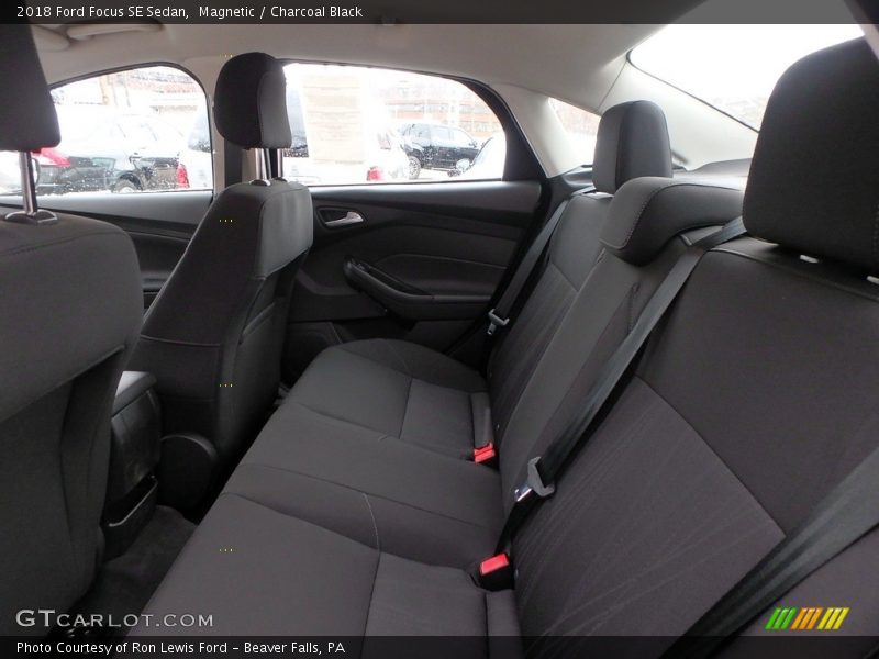 Magnetic / Charcoal Black 2018 Ford Focus SE Sedan