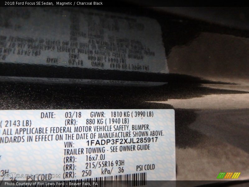 Magnetic / Charcoal Black 2018 Ford Focus SE Sedan