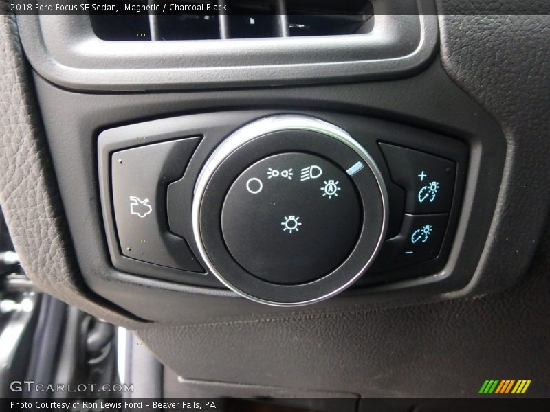 Magnetic / Charcoal Black 2018 Ford Focus SE Sedan