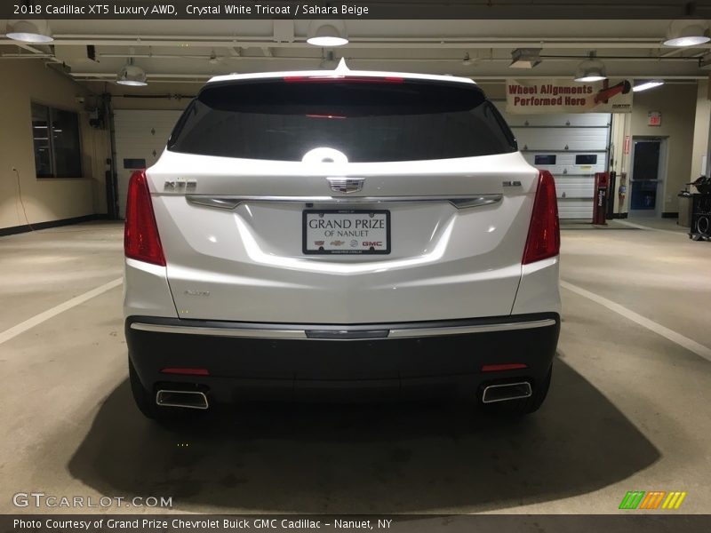 Crystal White Tricoat / Sahara Beige 2018 Cadillac XT5 Luxury AWD