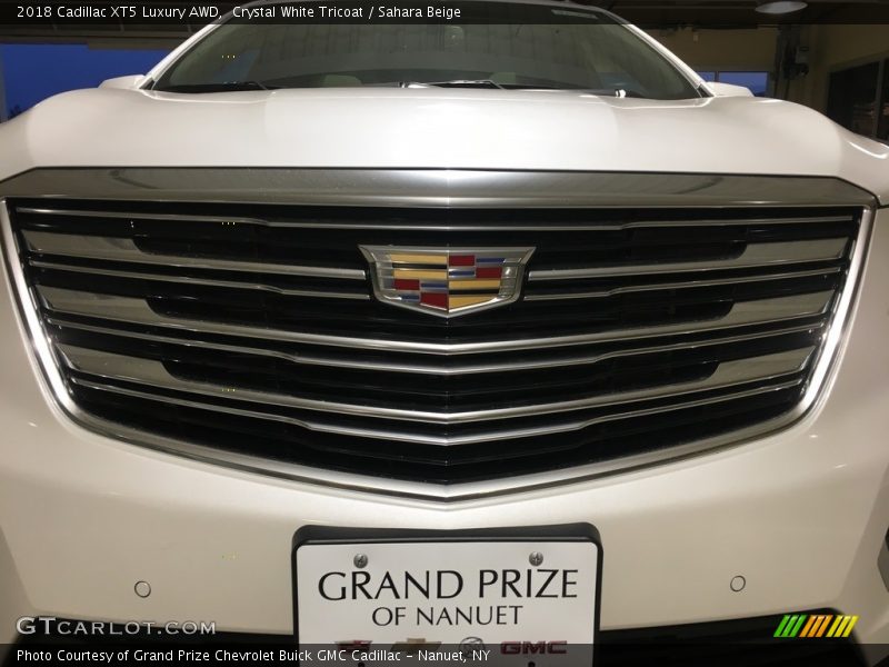 Crystal White Tricoat / Sahara Beige 2018 Cadillac XT5 Luxury AWD