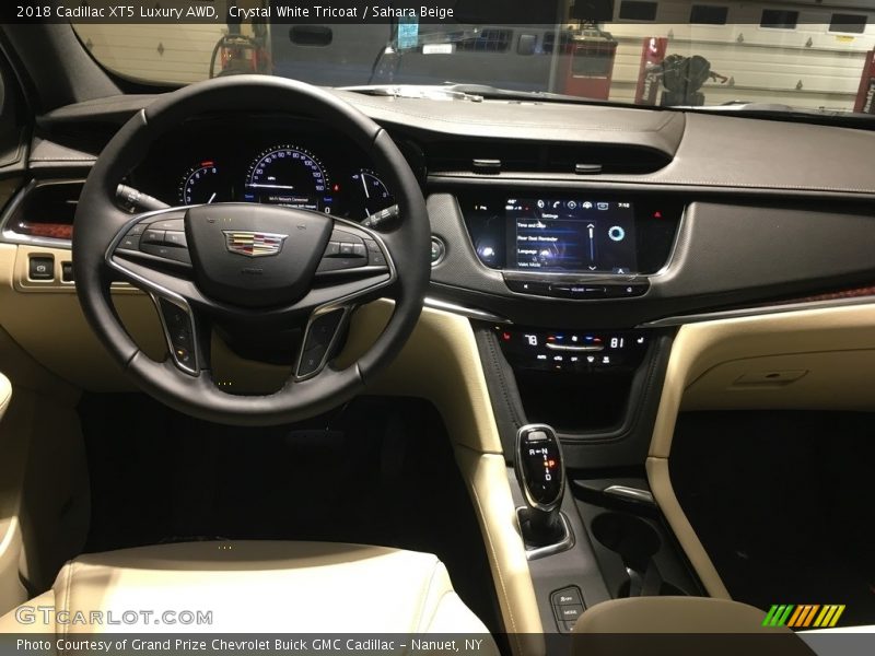 Crystal White Tricoat / Sahara Beige 2018 Cadillac XT5 Luxury AWD