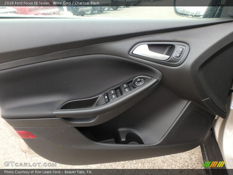 White Gold / Charcoal Black 2018 Ford Focus SE Sedan