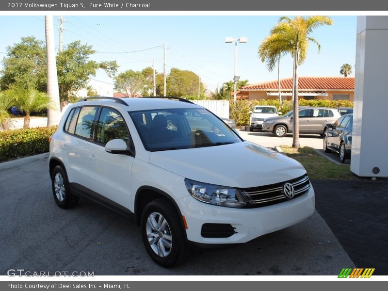 Pure White / Charcoal 2017 Volkswagen Tiguan S