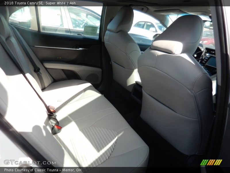 Super White / Ash 2018 Toyota Camry SE