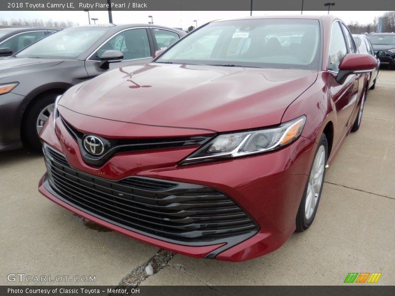 Ruby Flare Pearl / Black 2018 Toyota Camry LE