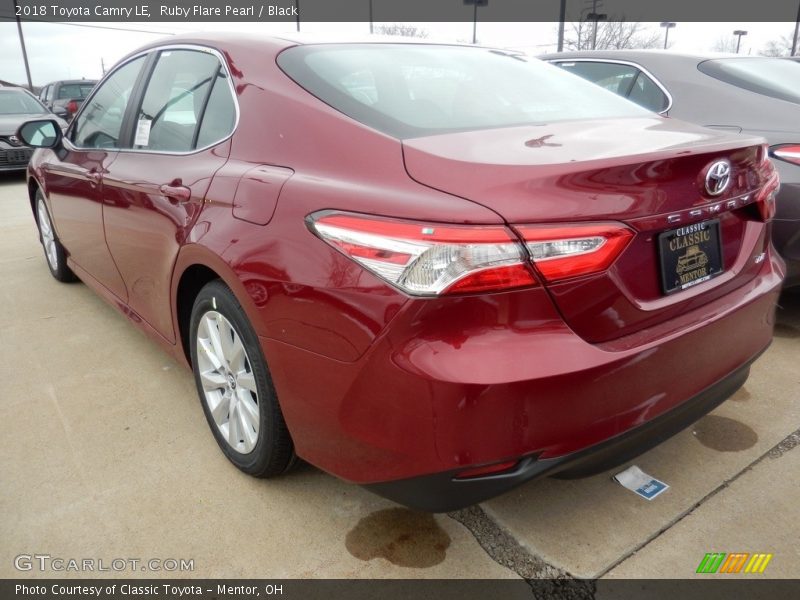 Ruby Flare Pearl / Black 2018 Toyota Camry LE